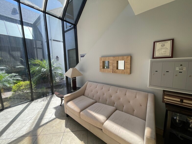 14654-14664 Victory Blvd, Van Nuys, CA for lease - Interior Photo - Image 2 of 12