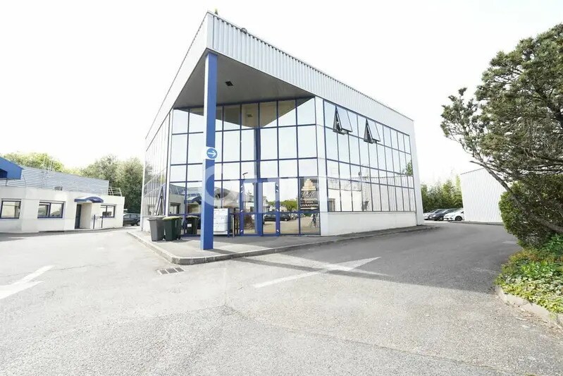 Office in Saint-Genis-Laval for lease - Building Photo - Image 2 of 6