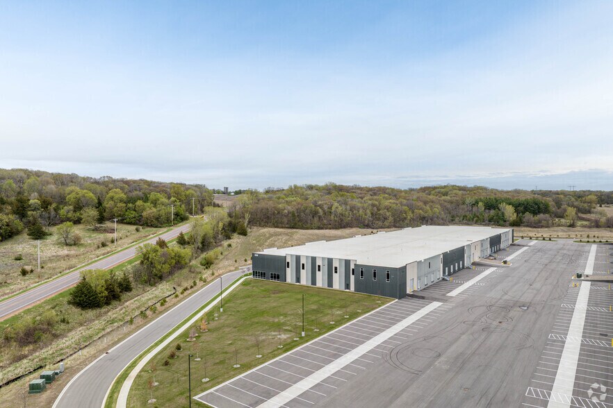 3000 Emery Way, Shakopee, MN à vendre - Photo du bâtiment - Image 2 de 4