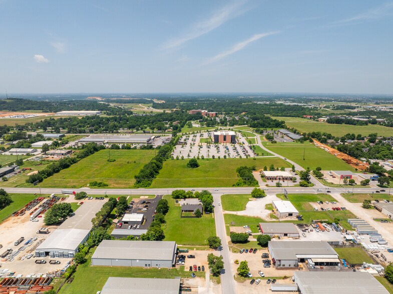 S Bloomington St, Lowell, AR à vendre - Photo du bâtiment - Image 3 de 5