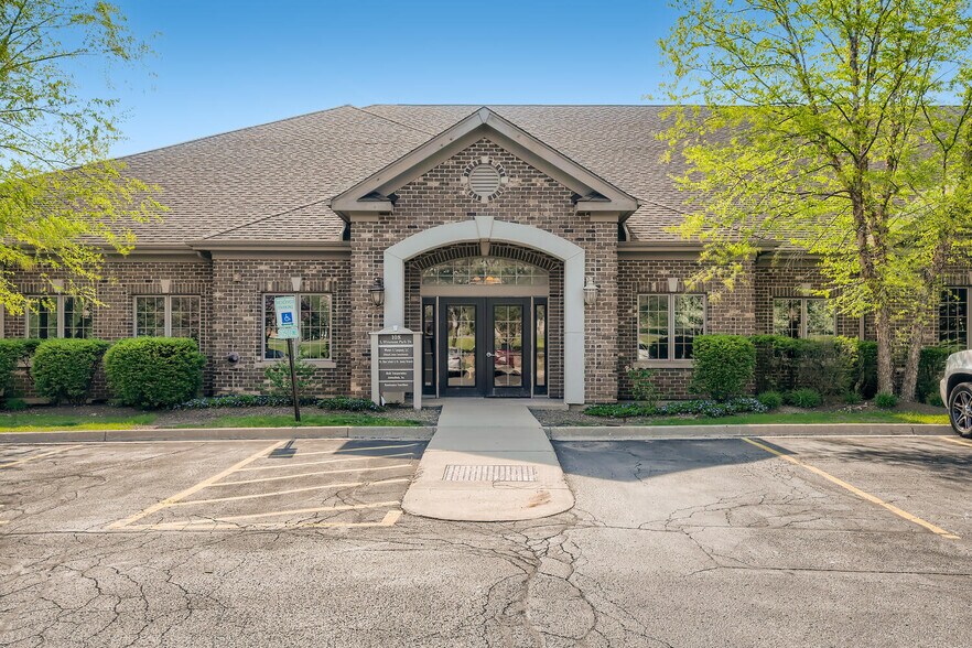 108 S Wynstone Park Dr, North Barrington, IL à louer - Photo du bâtiment - Image 2 de 28