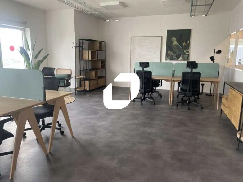 Bureau dans Bègles à louer - Photo du bâtiment - Image 3 de 7