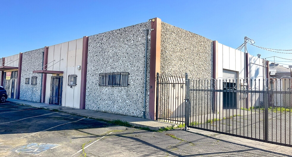 2730 E Woodward Ave, Fresno, CA à louer - Photo du bâtiment - Image 1 de 5