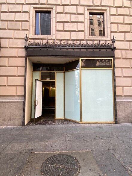 818 W 7th St, Los Angeles, CA à louer - Photo du bâtiment - Image 2 de 23