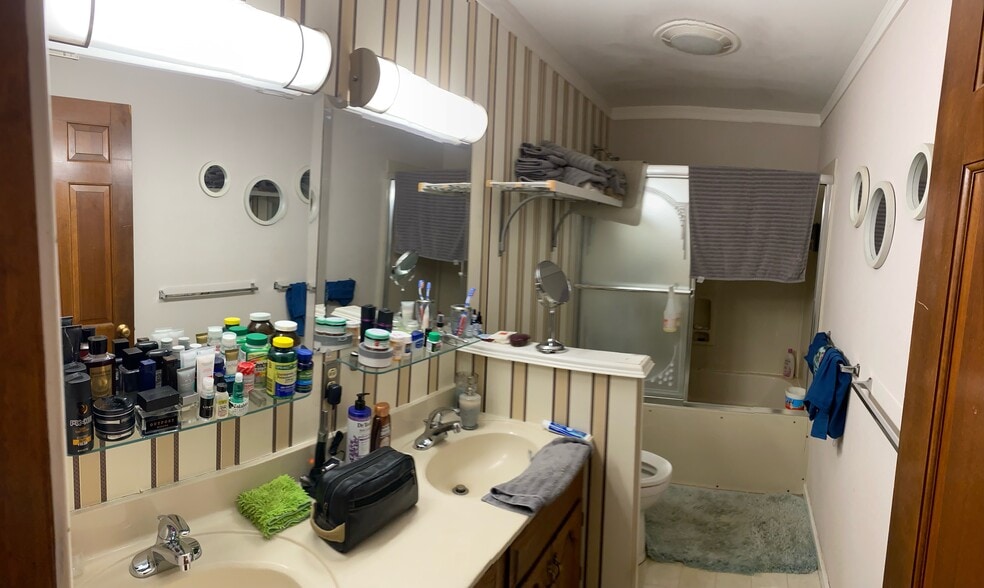 110 W Walnut St, Kokomo, IN for sale - Interior Photo - Image 2 of 20