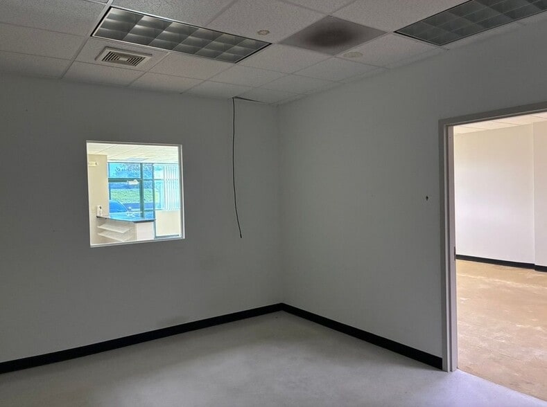 7605 NW Roanridge Rd, Kansas City, MO for lease - Building Photo - Image 2 of 9