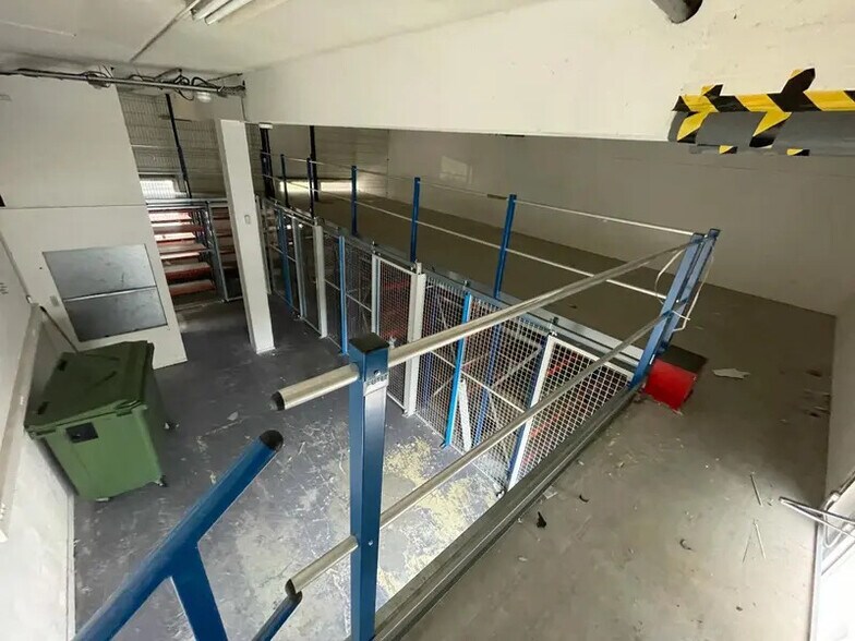 Flex dans Nanterre à louer - Photo du bâtiment - Image 2 de 12