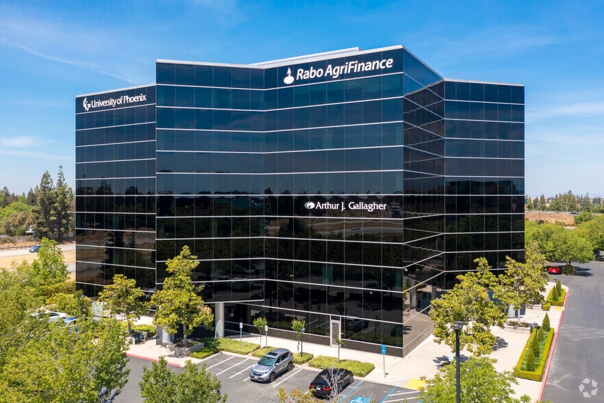 45 E River Park Pl W, Fresno, CA for lease - Primary Photo - Image 1 of 5