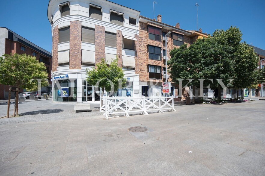Commerce de détail dans Las Rozas de Madrid, Madrid à louer - Photo du bâtiment - Image 2 de 4