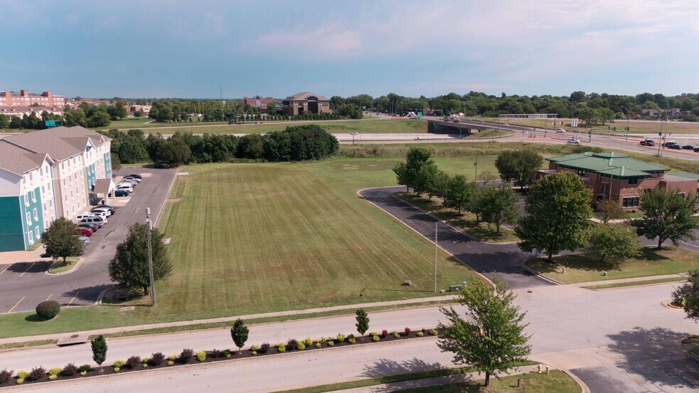 2021 W Kingsley, Springfield, MO à vendre - Photo du bâtiment - Image 1 de 8