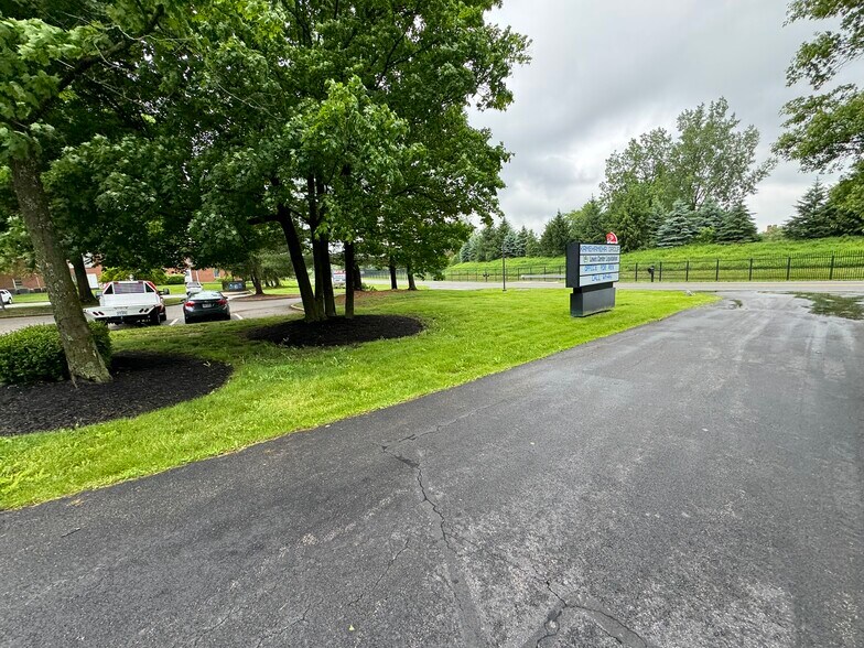 171 Green Meadows Dr S, Lewis Center, OH à vendre - Photo du bâtiment - Image 2 de 31