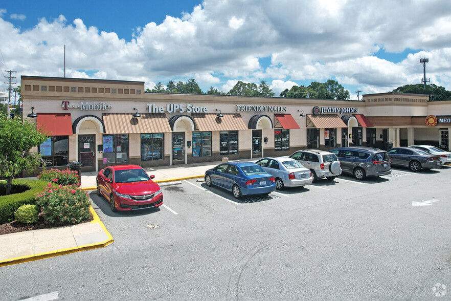 5605 W Friendly Ave, Greensboro, NC à louer - Photo du bâtiment - Image 1 de 17