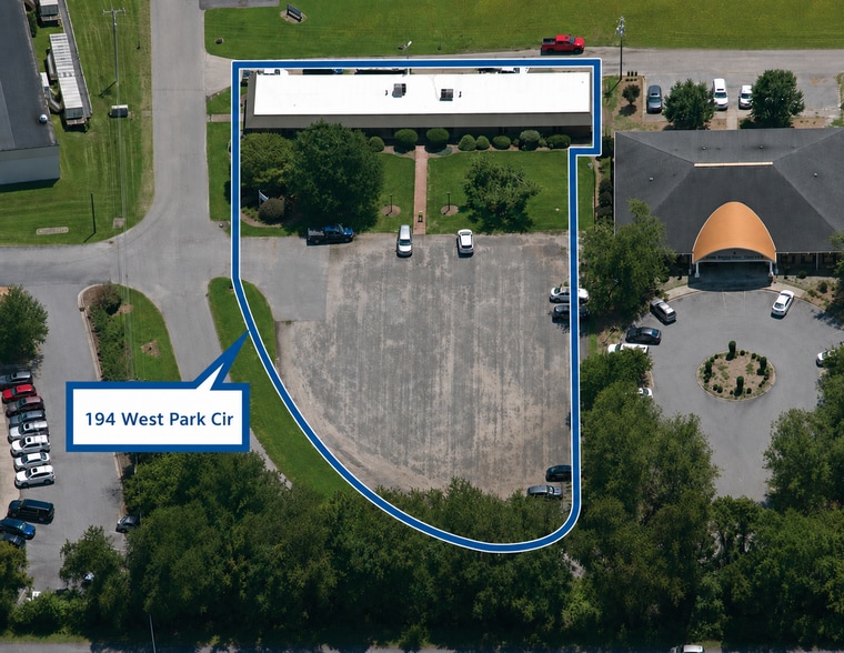 194 W Park Cir, North Wilkesboro, NC for sale - Building Photo - Image 1 of 7