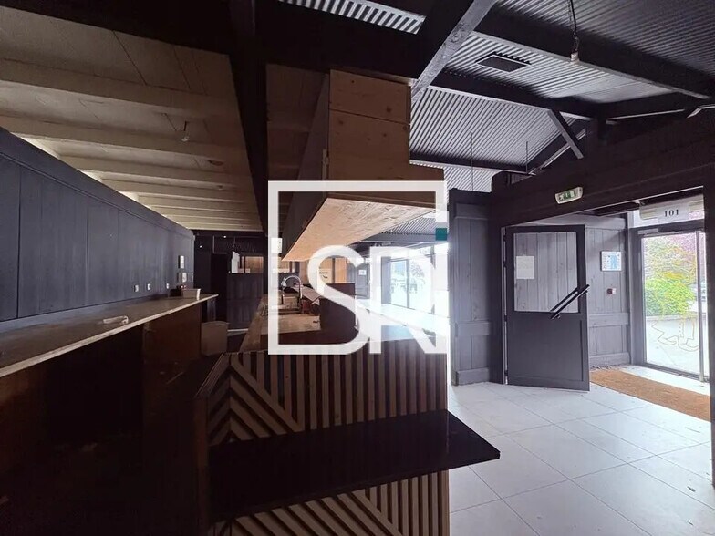 Retail in Clermont-Ferrand for lease - Building Photo - Image 3 of 10