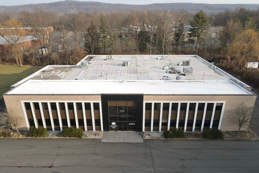 100 Stonehurst Ct, Northvale, NJ à louer - Photo du bâtiment - Image 2 de 5