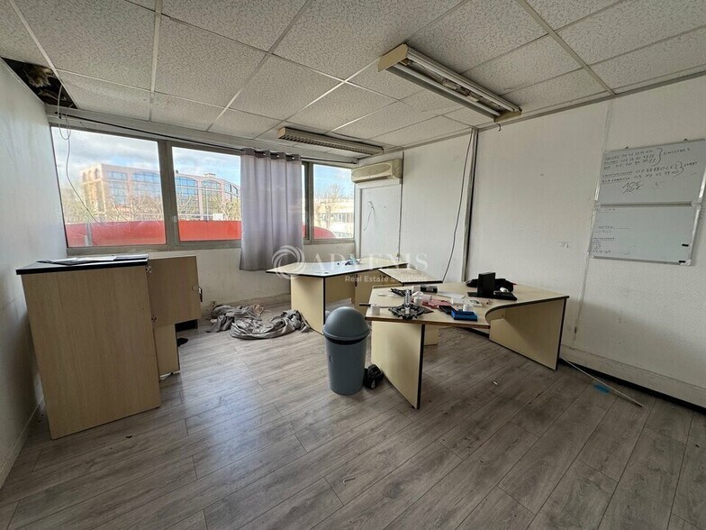 Flex in Torcy for lease - Interior Photo - Image 2 of 5
