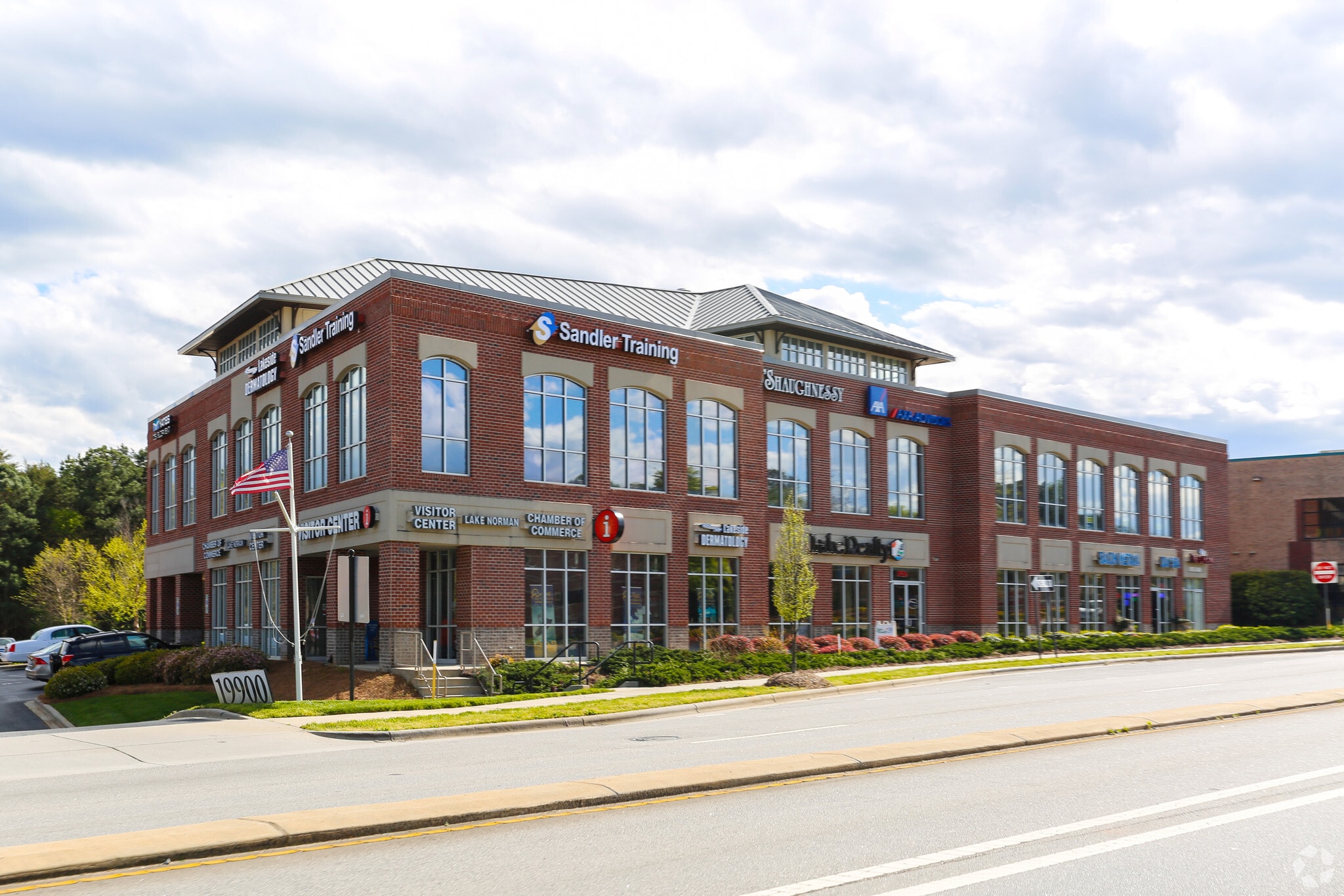 19900 W Catawba Ave, Cornelius, NC for lease Primary Photo- Image 1 of 13