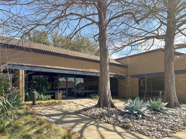 4851 Keller Springs Rd, Addison, TX à louer - Photo du bâtiment - Image 2 de 6