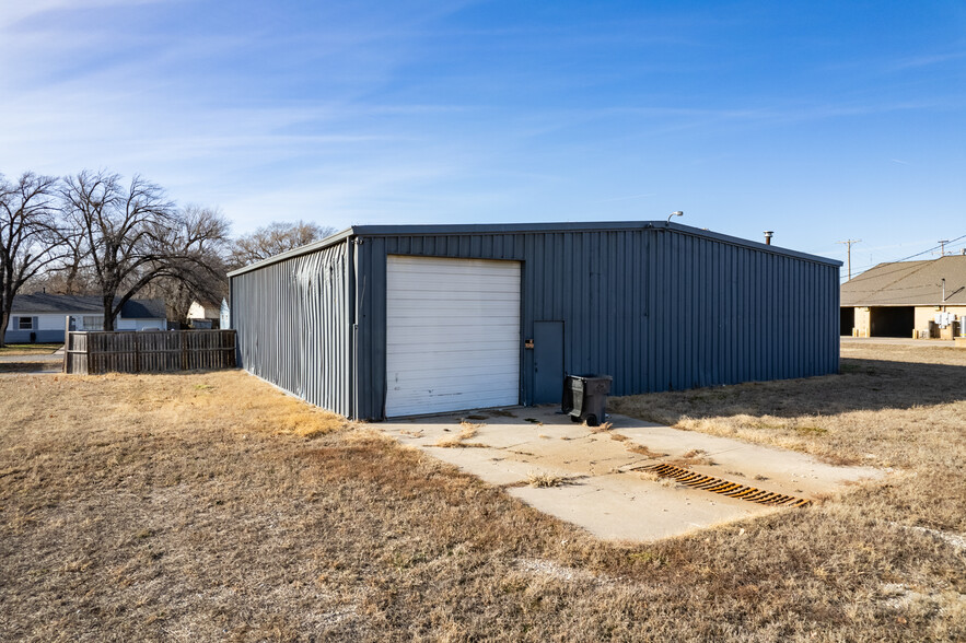 2 Flex Buildings With Yard In Haysville portfolio of 2 properties for sale on LoopNet.ca - Building Photo - Image 3 of 17