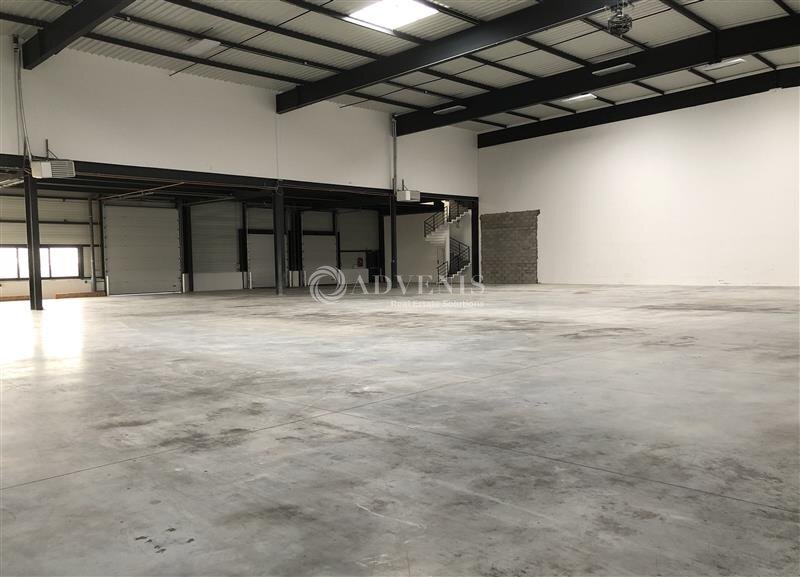 Flex in Lieusaint for lease - Interior Photo - Image 1 of 13