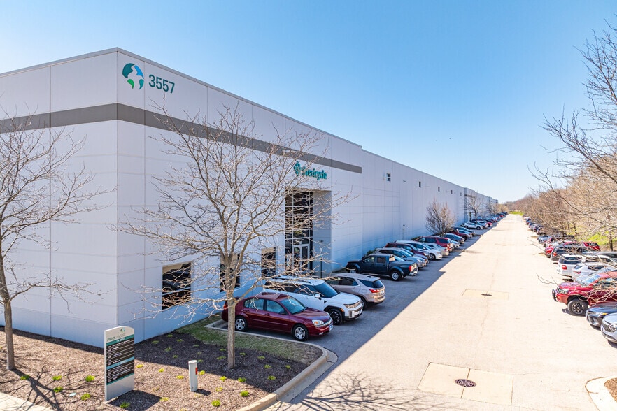 3557 Butterfield Rd, Aurora, IL for lease - Building Photo - Image 2 of 6
