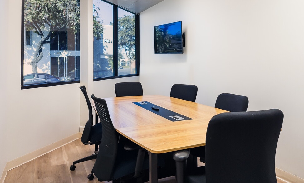 8202 Florence Ave, Downey, CA for lease - Interior Photo - Image 2 of 7