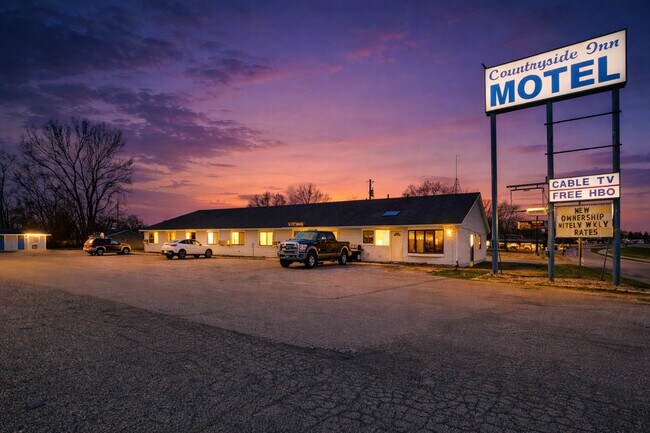 Plus de détails pour 2102 E Main St, Albert Lea, MN - Services hôteliers à vendre