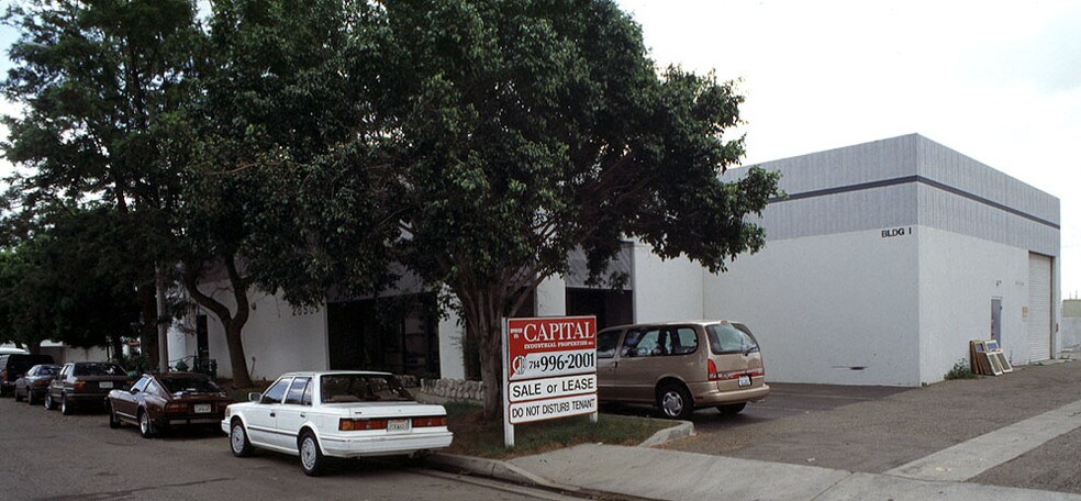 2850 E Via Martens, Anaheim, CA à louer - Photo du bâtiment - Image 2 de 5