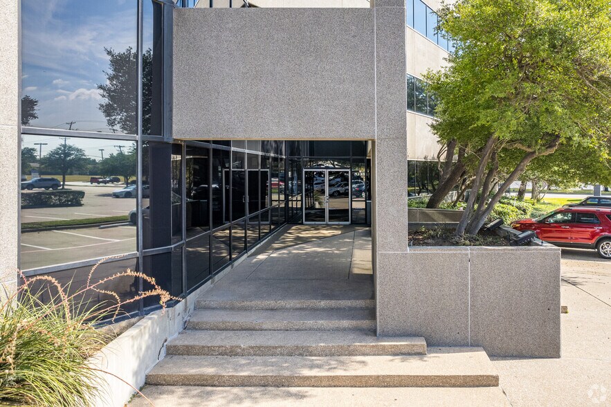 16801 Addison Rd, Addison, TX à louer - Photo du bâtiment - Image 3 de 12