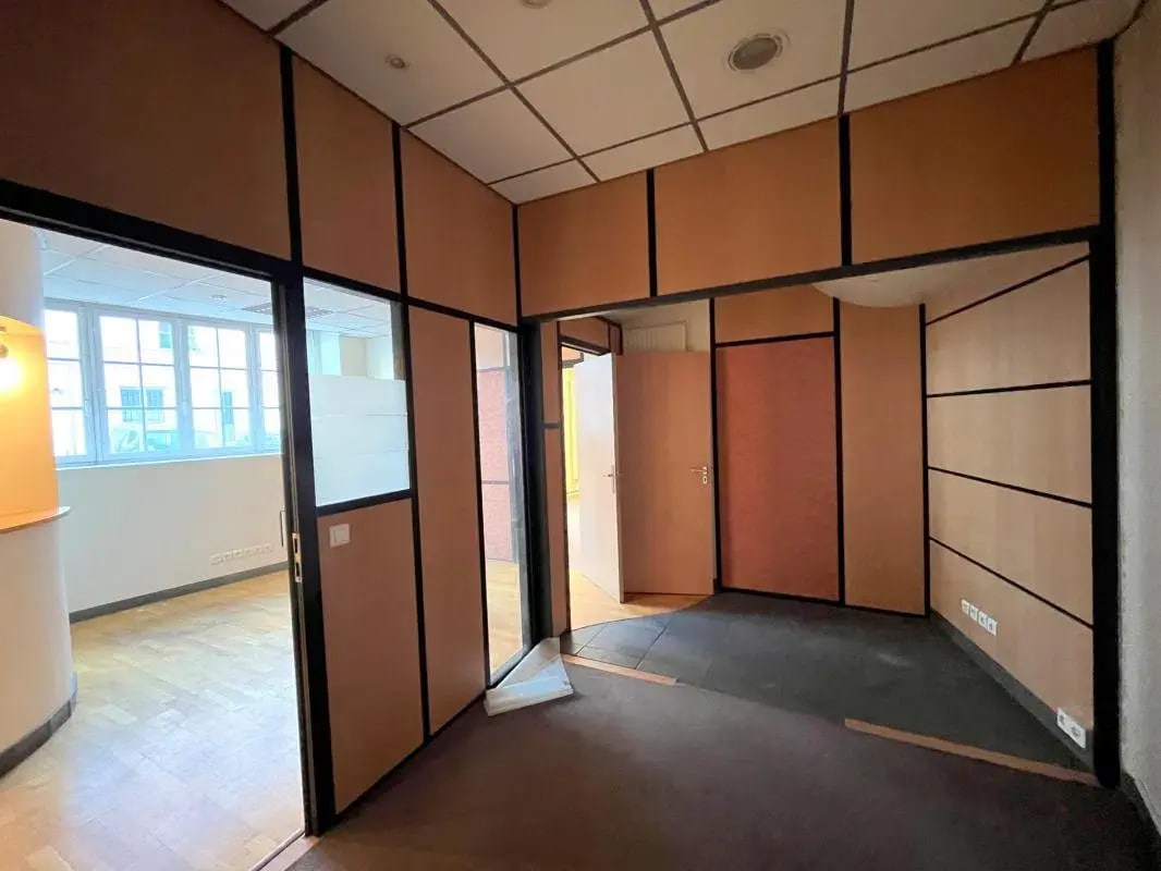 Rue De La Grande Fontaine, Saint-Germain-en-Laye, YVE 78100 - - - Interior Photo - Image 1 of 3