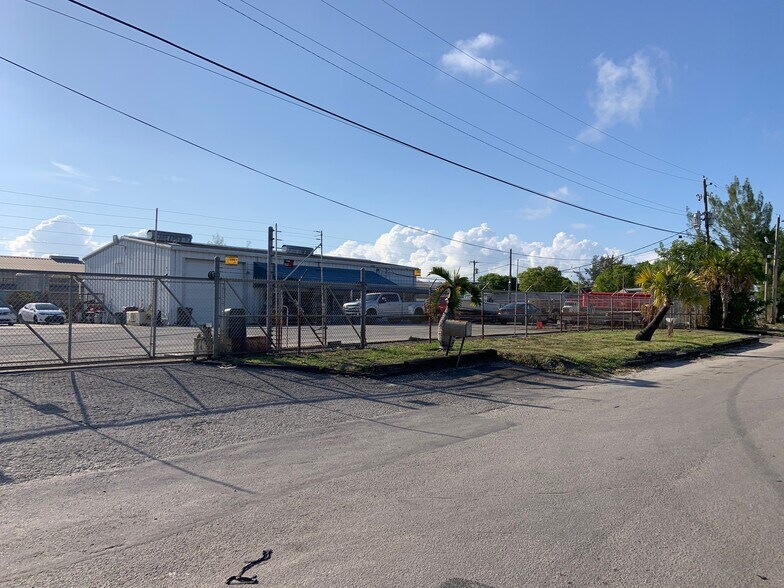 4250 SW 59th Ave, Davie, FL à louer - Photo du bâtiment - Image 2 de 19