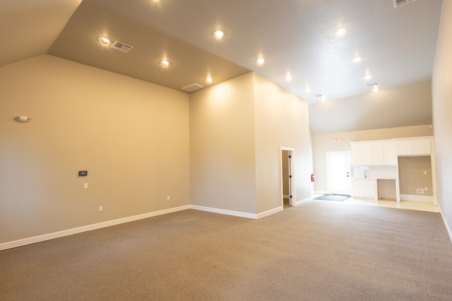 2901 Fairfax Dr, Edmond, OK for lease - Interior Photo - Image 3 of 16