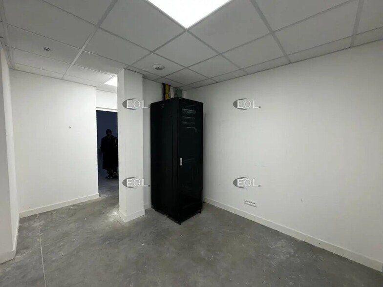 Flex in Palaiseau for lease - Interior Photo - Image 3 of 4