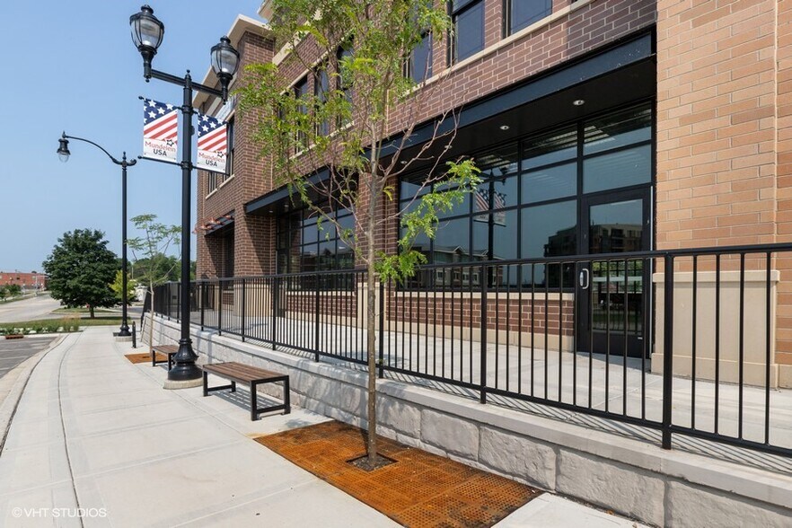 440 E Hawley St, Mundelein, IL à louer - Photo du bâtiment - Image 2 de 19