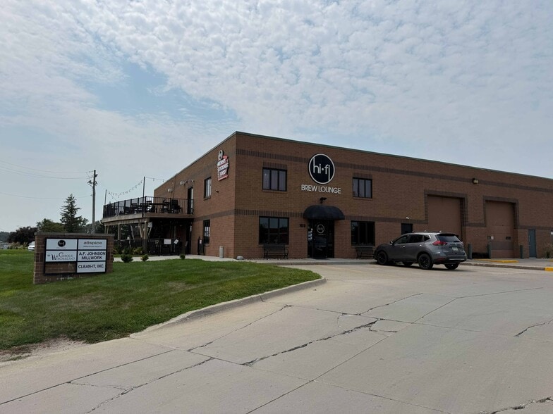 103-114 S 11th St, West Des Moines, IA for lease - Building Photo - Image 1 of 12