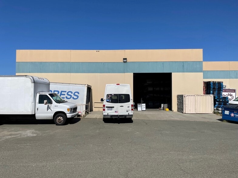 4690 E 2nd St, Benicia, CA à vendre - Photo du bâtiment - Image 3 de 5