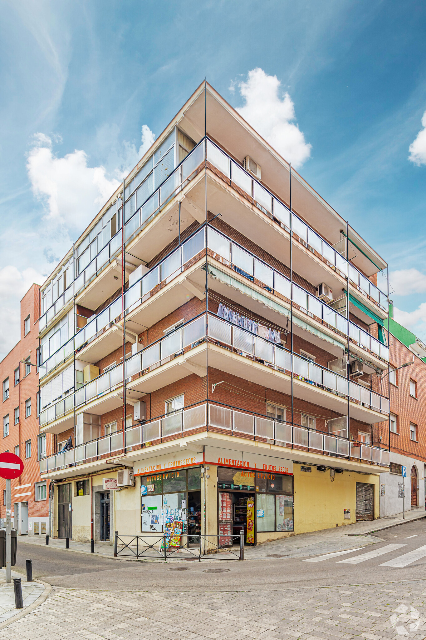 Calle de Veza, 47, Madrid, Madrid for sale Primary Photo- Image 1 of 3