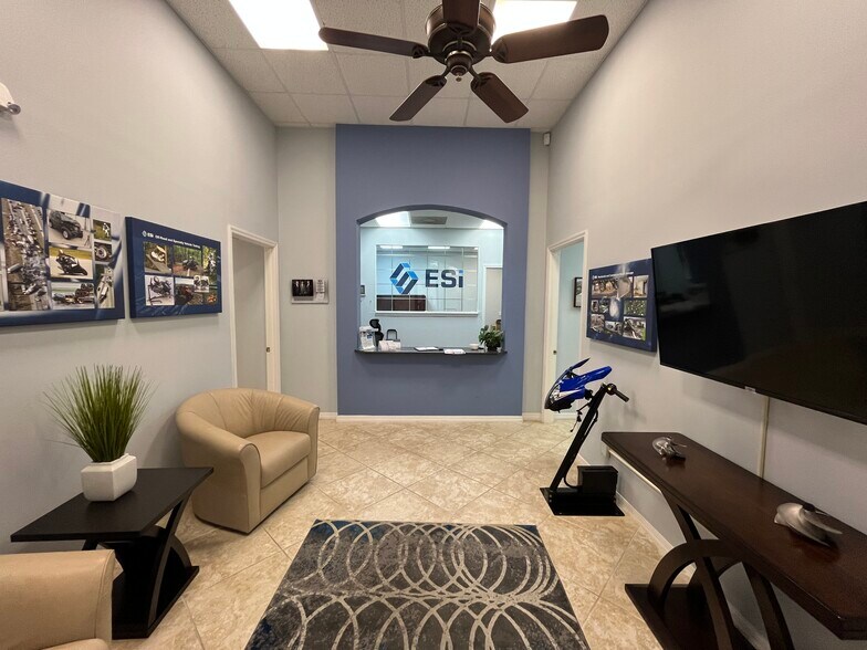 12750 Commonwealth Dr, Fort Myers, FL à vendre - Hall d’entrée - Image 2 de 5