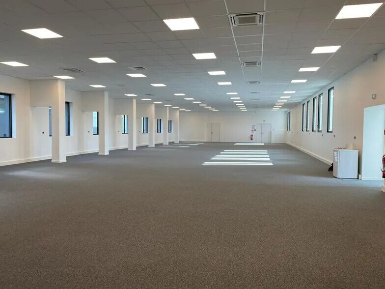 Office in Argenteuil for lease - Building Photo - Image 1 of 12