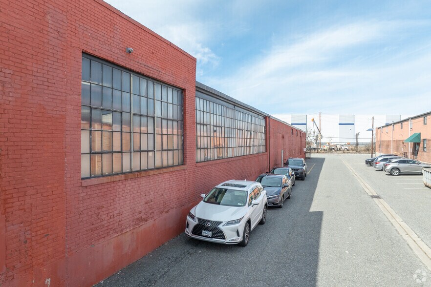 730 Grand Ave, Ridgefield, NJ à louer - Photo du bâtiment - Image 3 de 9