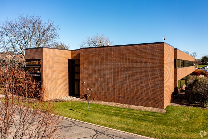 2550 S Telegraph Rd, Bloomfield Hills, MI à louer - Photo du bâtiment - Image 2 de 8
