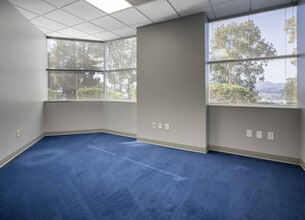 40 W Cochran St, Simi Valley, CA à louer Photo intérieure- Image 2 de 4