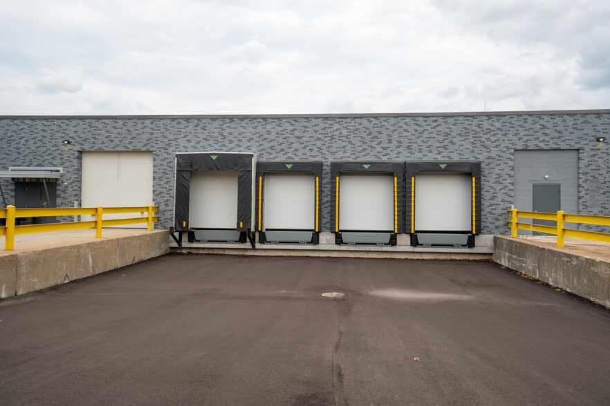 5400 N Teutonia Ave, Milwaukee, WI for lease - Building Photo - Image 2 of 9