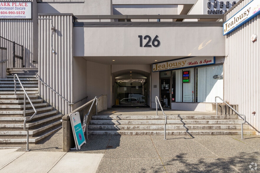 126 E 15th St, North Vancouver, BC for lease - Building Photo - Image 3 of 7