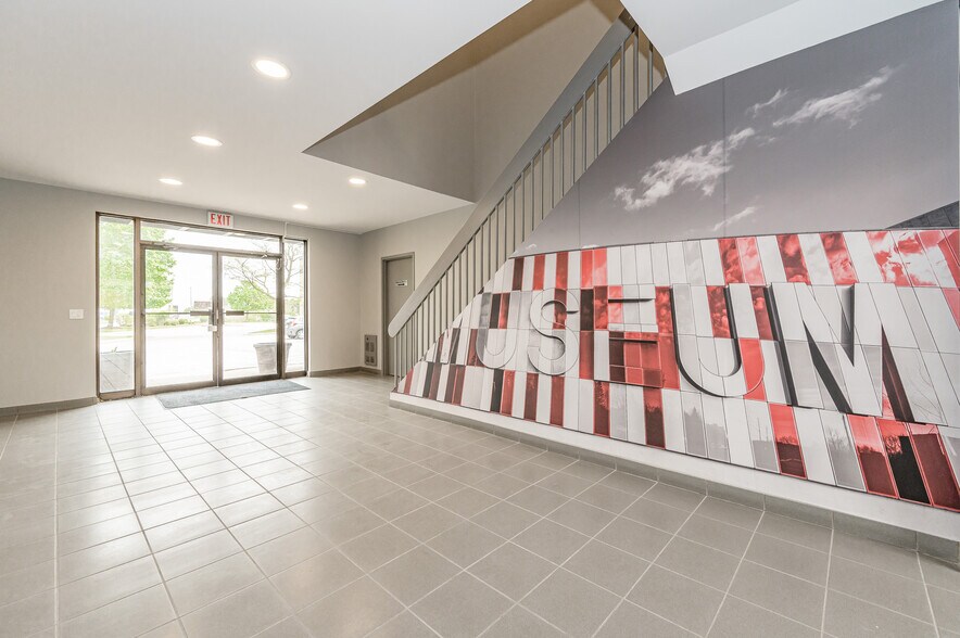 155 Frobisher Dr, Waterloo, ON à vendre - Photo du bâtiment - Image 3 de 13