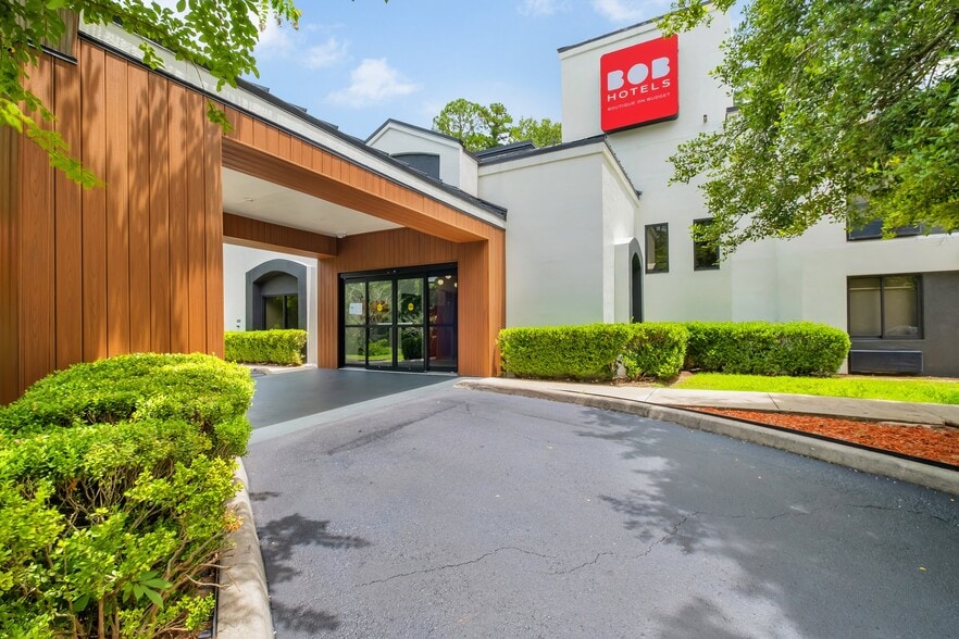 1695 Capital Cir NW, Tallahassee, FL for sale - Primary Photo - Image 1 of 37