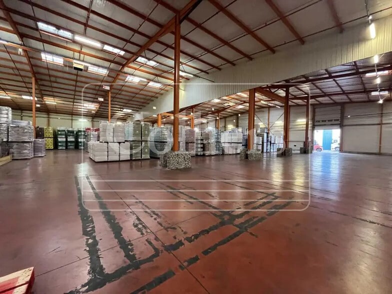 Industrial in Tarascon for lease - Interior Photo - Image 1 of 7