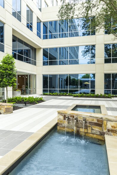 1401 Enclave Pky, Houston, TX à louer - Photo du bâtiment - Image 1 de 6