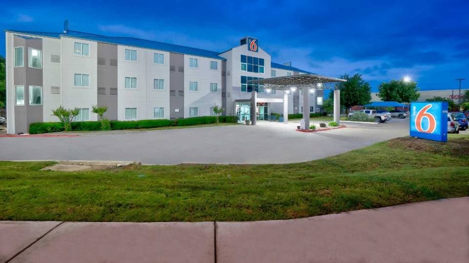 8601 Benbrook Blvd, Benbrook, TX for sale - Building Photo - Image 2 of 12