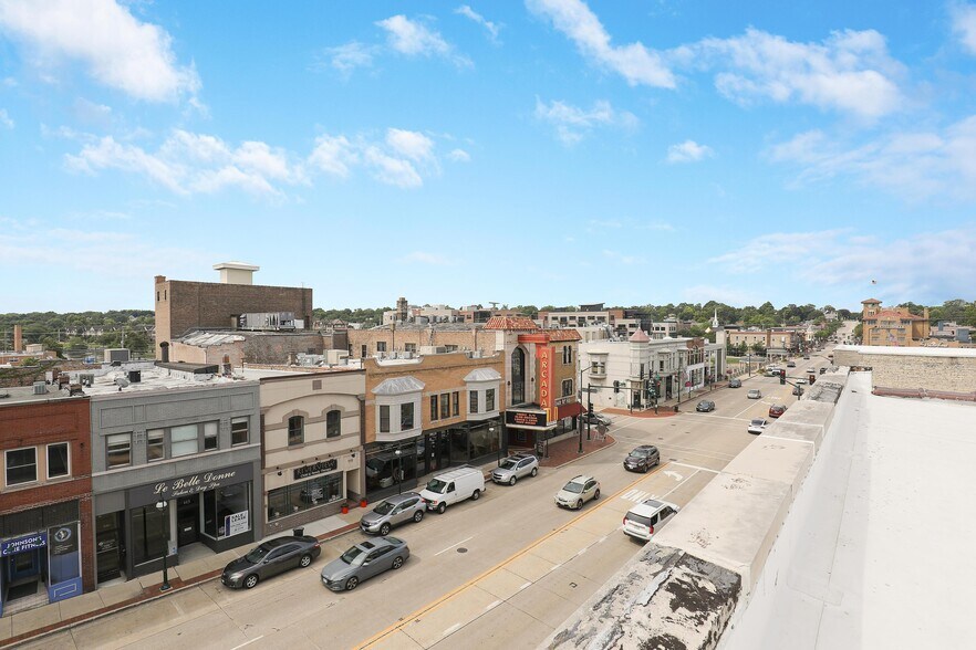 116 E Main St, St Charles, IL à vendre - Photo du bâtiment - Image 2 de 32